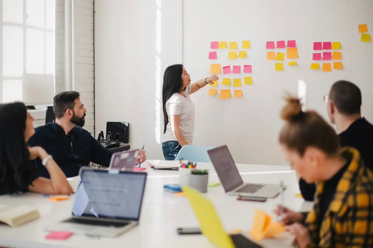 Equipo de Herozite planificando una estrategia de página web y SEO